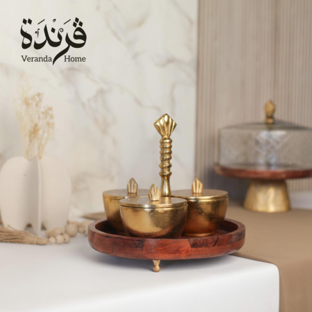 مضيفة ثلاثية مع قاعدة خشبية هندي