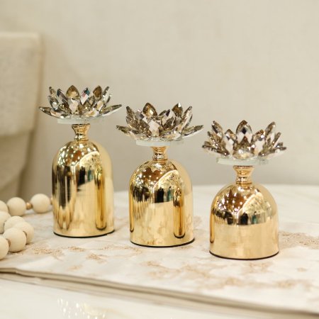 طقم 3 شمعدان معدن ذهبي بتصميم زهرة اللوتس كريستال