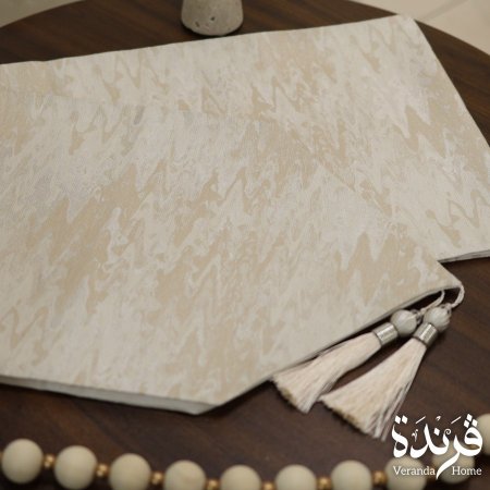 رنر طاولة بلون أوف وايت وبيج بنقشة مموجة أنيقة بطول 210 سم