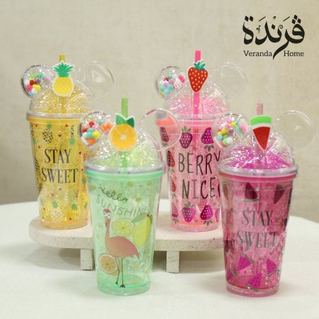 كاسة فواكه مع مصاصة