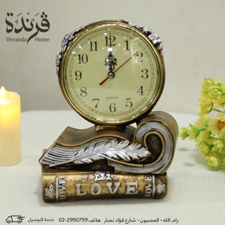 تحفة ساعة على كتب باللون الذهبي