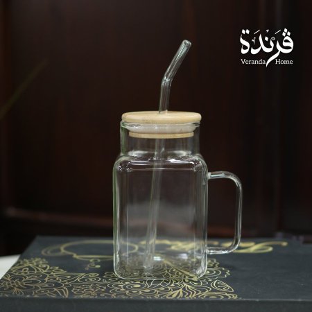 كاسة زجاج مع مصاصة
