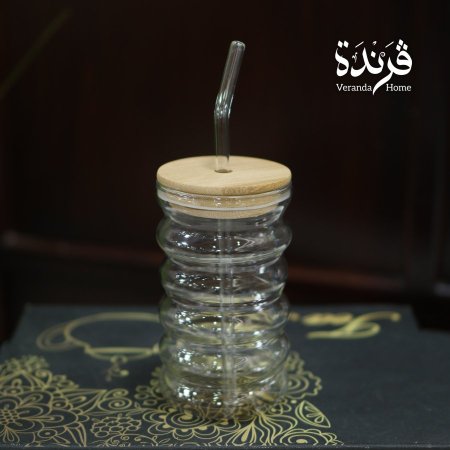 كاسة زجاج مع مصاصة