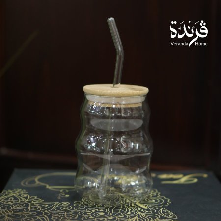 كاسة زجاج مع مصاصة