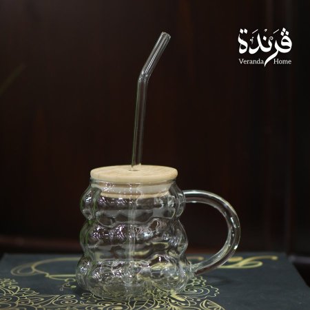 كاسة زجاج مع مصاصة